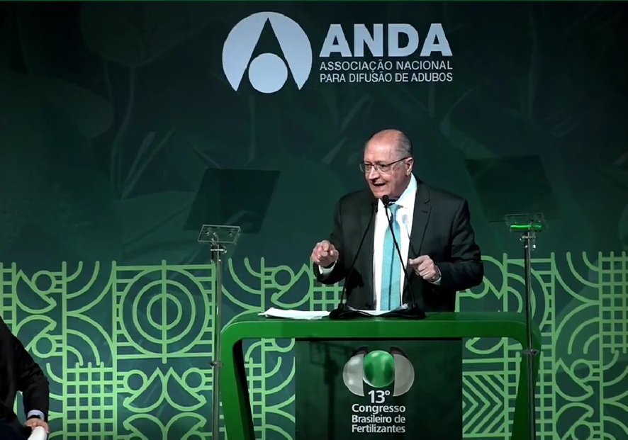 Alckmin anuncia recursos de R$ 4 bilhões para o setor de fertilizantes durante Congresso Brasileiro de Fertilizantes 