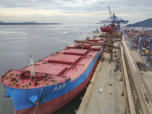 Irã libera passagem de navios comerciais pelo Estreito de Ormuz