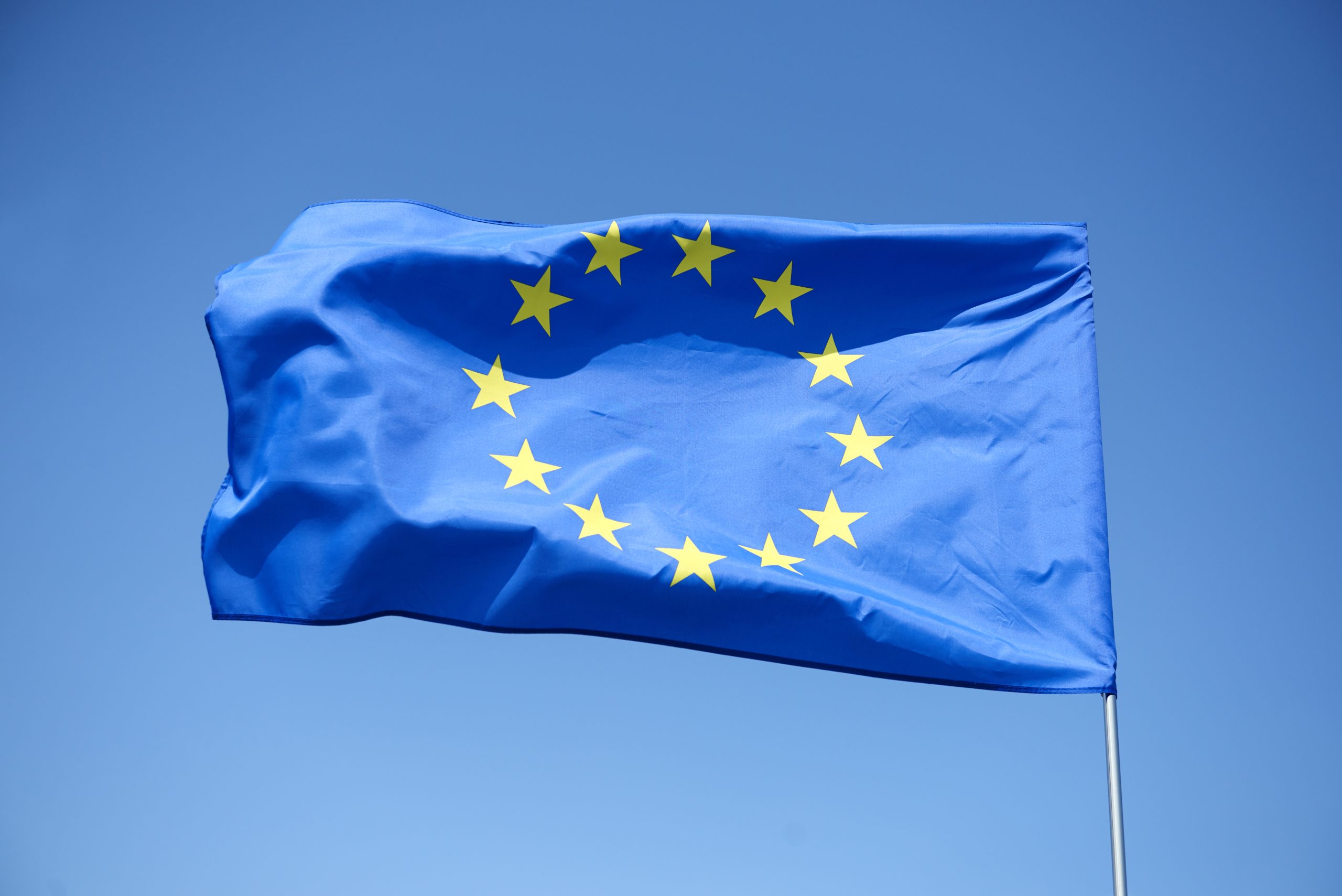 Comissão Europeia aprova pacote de auxílio de €30 milhões para Portugal devido ao aumento dos preços de fertilizantes. 